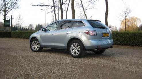 Niet elke auto is in een hokje te plaatsen. Tussen alle terreinautos en SUVs zijn er ook nog 'crossovers' op de markt. De Mazda CX-7 pretendeert tot die laatste categorie te behoren. Met zijn lagere