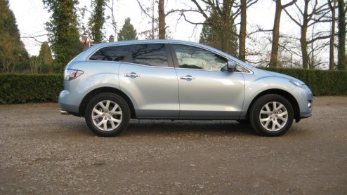 Niet elke auto is in een hokje te plaatsen. Tussen alle terreinautos en SUVs zijn er ook nog 'crossovers' op de markt. De Mazda CX-7 pretendeert tot die laatste categorie te behoren. Met zijn lagere