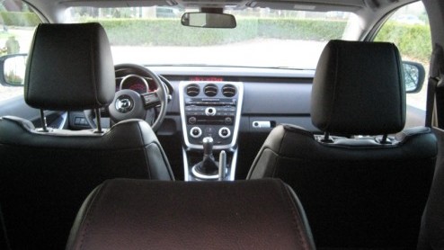 Niet elke auto is in een hokje te plaatsen. Tussen alle terreinautos en SUVs zijn er ook nog 'crossovers' op de markt. De Mazda CX-7 pretendeert tot die laatste categorie te behoren. Met zijn lagere