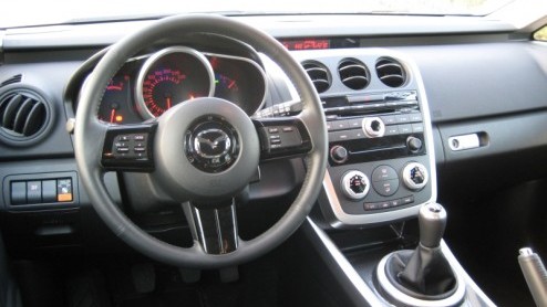 Niet elke auto is in een hokje te plaatsen. Tussen alle terreinautos en SUVs zijn er ook nog 'crossovers' op de markt. De Mazda CX-7 pretendeert tot die laatste categorie te behoren. Met zijn lagere