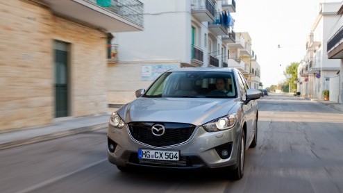 De nieuwe Mazda CX-5 schept hoge verwachtingen. Het model is niet alleen de eerste compacte SUV van het merk maar ook eerste Mazda gebouwd volgens de op efficintie gerichte SkyActiv gedachte. In Bari