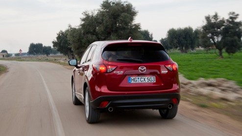 De nieuwe Mazda CX-5 schept hoge verwachtingen. Het model is niet alleen de eerste compacte SUV van het merk maar ook eerste Mazda gebouwd volgens de op efficintie gerichte SkyActiv gedachte. In Bari