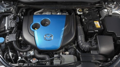 De Nissan Qashqai staat aan de wieg van het crossover-segment. Vijf jaar na zijn introductie gooit landgenoot Mazda de CX-5 in de strijd. Heeft de volledig met de SkyActiv-filosofie ontwikkelde Mazda