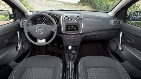 Een nieuwe auto op de markt brengen in het compacte segment is niet eenvoudig: de concurrentie is groot en daarbij is de lat al aardig hoog gelegd. Dacia probeert met de nieuwe Sandero als vanouds het