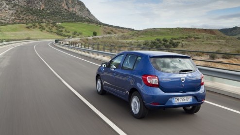 Een nieuwe auto op de markt brengen in het compacte segment is niet eenvoudig: de concurrentie is groot en daarbij is de lat al aardig hoog gelegd. Dacia probeert met de nieuwe Sandero als vanouds het