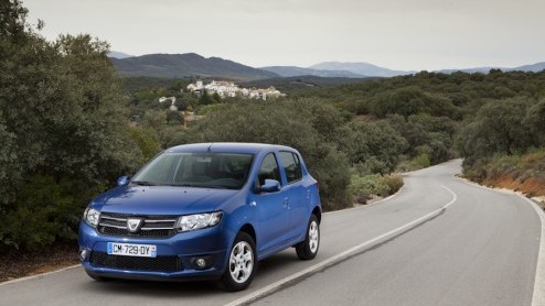 Een nieuwe auto op de markt brengen in het compacte segment is niet eenvoudig: de concurrentie is groot en daarbij is de lat al aardig hoog gelegd. Dacia probeert met de nieuwe Sandero als vanouds het