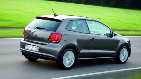 Volkswagen heeft een nieuwe motorisering voor de Polo klaarstaan. De 1.2 TSI 90 pk vervangt de 1.4 liter 85 pk en is dus niet alleen daadkrachtiger, maar ook zuiniger. En zelfs ietsje voordeliger!