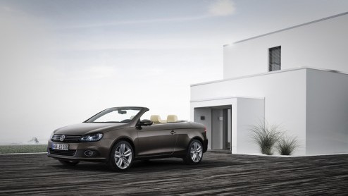 Met de komst van de Golf Cabriolet heeft Volkswagen de luxe nog meer cabrios in de familie te hebben. Omdat de Eos als vanouds het luxebroertje moet blijven is deze daarom onlangs opgefrist. Hoe weet