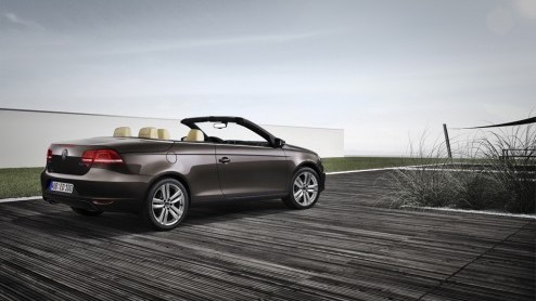 Met de komst van de Golf Cabriolet heeft Volkswagen de luxe nog meer cabrios in de familie te hebben. Omdat de Eos als vanouds het luxebroertje moet blijven is deze daarom onlangs opgefrist. Hoe weet