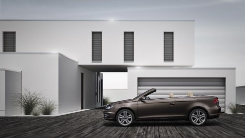 Met de komst van de Golf Cabriolet heeft Volkswagen de luxe nog meer cabrios in de familie te hebben. Omdat de Eos als vanouds het luxebroertje moet blijven is deze daarom onlangs opgefrist. Hoe weet