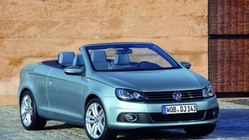 We wisten al dat Volkswagen de Eos ging vernieuwen. Nu meldt de importeur dat de tweedeurscabriolet in het nieuw te bestellen is vanaf 33.900 euro.