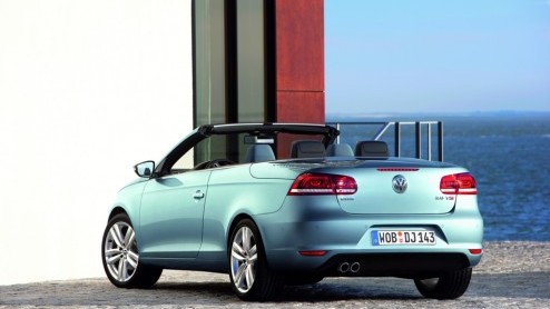 We wisten al dat Volkswagen de Eos ging vernieuwen. Nu meldt de importeur dat de tweedeurscabriolet in het nieuw te bestellen is vanaf 33.900 euro.