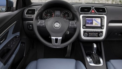 Met de komst van de Golf Cabriolet heeft Volkswagen de luxe nog meer cabrios in de familie te hebben. Omdat de Eos als vanouds het luxebroertje moet blijven is deze daarom onlangs opgefrist. Hoe weet