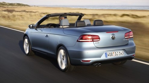 Met de komst van de Golf Cabriolet heeft Volkswagen de luxe nog meer cabrios in de familie te hebben. Omdat de Eos als vanouds het luxebroertje moet blijven is deze daarom onlangs opgefrist. Hoe weet