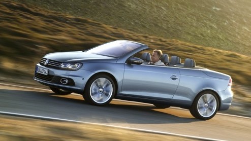 Met de komst van de Golf Cabriolet heeft Volkswagen de luxe nog meer cabrios in de familie te hebben. Omdat de Eos als vanouds het luxebroertje moet blijven is deze daarom onlangs opgefrist. Hoe weet