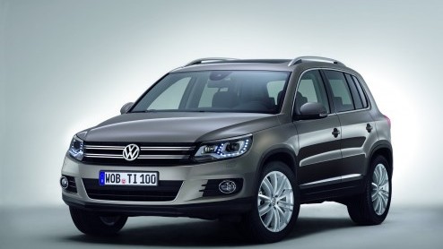 De Volkswagen Tiguan was zo'n beetje de enige VW die de afgelopen tijd nog geen facelift heeft gekregen. Was inderdaad, want nu is de compacte SUV uit 2007 ook voorzien van de nieuwe familieneus. In D