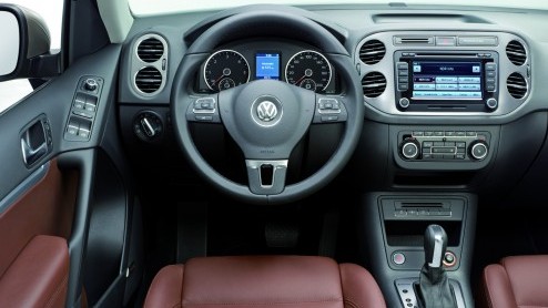 Onlangs hebben we al even naar de vernieuwde Volkswagen Tiguan kunnen kijken. Nu hebben we meer beelden en feiten voor een nadere blik. De compacte Duitse SUV krijgt bijvoorbeeld ook twee andere motor