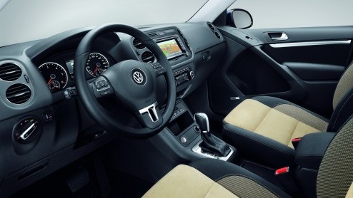 De Volkswagen Tiguan was zo'n beetje de enige VW die de afgelopen tijd nog geen facelift heeft gekregen. Was inderdaad, want nu is de compacte SUV uit 2007 ook voorzien van de nieuwe familieneus. In D