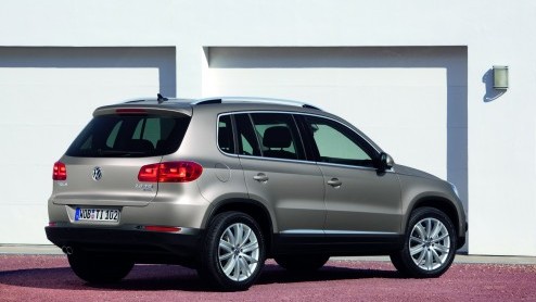 Onlangs hebben we al even naar de vernieuwde Volkswagen Tiguan kunnen kijken. Nu hebben we meer beelden en feiten voor een nadere blik. De compacte Duitse SUV krijgt bijvoorbeeld ook twee andere motor
