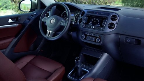 De vernieuwde Volkswagen Tiguan nadert zijn introductie in Europa. De Duitsers geven daarom alle details vrij. Naast een nieuwe neus en opgewaardeerde uitrusting zijn de motoren zuiniger geworden. Nie