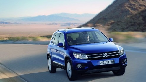 Onlangs hebben we al even naar de vernieuwde Volkswagen Tiguan kunnen kijken. Nu hebben we meer beelden en feiten voor een nadere blik. De compacte Duitse SUV krijgt bijvoorbeeld ook twee andere motor