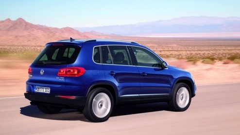 Volkswagen heeft de Tiguan in het nieuw gestoken. De compacte SUV lijkt meer dan ooit op grote broer Touareg. Behalve een aangepast uiterlijk heeft Volkswagen ook het uitrustingsniveau naar een hoger 