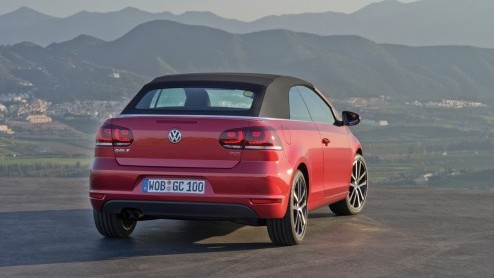 Even leek het erop alsof de Volkswagen Eos voorgoed de plaats van de Golf Cabriolet had ingenomen. Niets blijkt minder waar: de zomerse Golf is terug! Eind augustus gaan de eerste exemplaren de weg op
