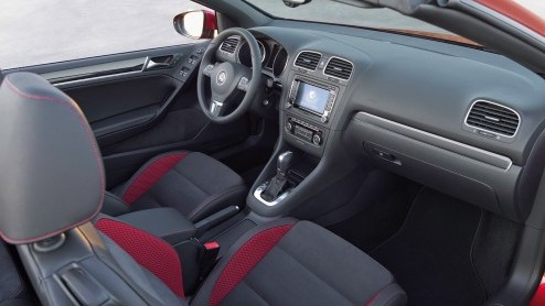 De Volkswagen Golf Cabriolet verliet jaren geleden de showroom om later opgevolgd te worden voor de Eos. Op de Autosalon van Genve blaast het merk de luchtige Golf toch weer een nieuw leven in. Net a