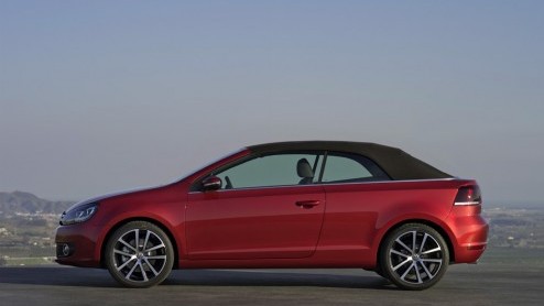 Even leek het erop alsof de Volkswagen Eos voorgoed de plaats van de Golf Cabriolet had ingenomen. Niets blijkt minder waar: de zomerse Golf is terug! Eind augustus gaan de eerste exemplaren de weg op