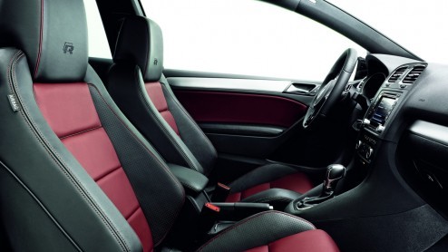 Waarom ook niet? Als je als merk volledig uitpakt in Genve kunnen daar ook wel vier speciale versies van de Volkswagen Golf R bij. Allen hebben exclusieve carrossierekleuren met carbon accenten en ee