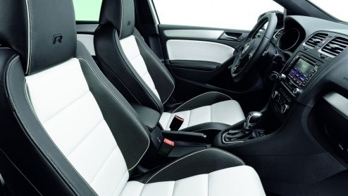 Waarom ook niet? Als je als merk volledig uitpakt in Genve kunnen daar ook wel vier speciale versies van de Volkswagen Golf R bij. Allen hebben exclusieve carrossierekleuren met carbon accenten en ee