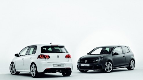 Waarom ook niet? Als je als merk volledig uitpakt in Genve kunnen daar ook wel vier speciale versies van de Volkswagen Golf R bij. Allen hebben exclusieve carrossierekleuren met carbon accenten en ee