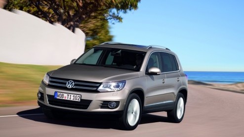 De vernieuwde Volkswagen Tiguan nadert zijn introductie in Europa. De Duitsers geven daarom alle details vrij. Naast een nieuwe neus en opgewaardeerde uitrusting zijn de motoren zuiniger geworden. Nie