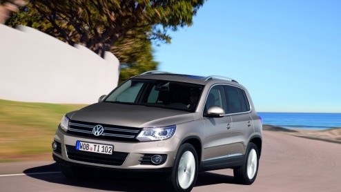 Volkswagen heeft de Tiguan in het nieuw gestoken. De compacte SUV lijkt meer dan ooit op grote broer Touareg. Behalve een aangepast uiterlijk heeft Volkswagen ook het uitrustingsniveau naar een hoger 