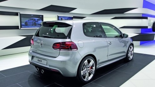 Waarom ook niet? Als je als merk volledig uitpakt in Genve kunnen daar ook wel vier speciale versies van de Volkswagen Golf R bij. Allen hebben exclusieve carrossierekleuren met carbon accenten en ee