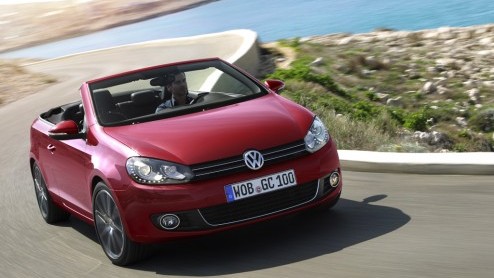 Even leek het erop alsof de Volkswagen Eos voorgoed de plaats van de Golf Cabriolet had ingenomen. Niets blijkt minder waar: de zomerse Golf is terug! Eind augustus gaan de eerste exemplaren de weg op