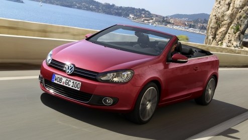 Even leek het erop alsof de Volkswagen Eos voorgoed de plaats van de Golf Cabriolet had ingenomen. Niets blijkt minder waar: de zomerse Golf is terug! Eind augustus gaan de eerste exemplaren de weg op