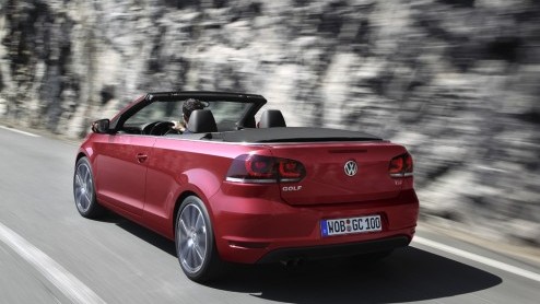 Even leek het erop alsof de Volkswagen Eos voorgoed de plaats van de Golf Cabriolet had ingenomen. Niets blijkt minder waar: de zomerse Golf is terug! Eind augustus gaan de eerste exemplaren de weg op