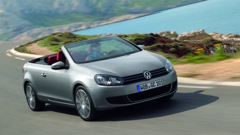 Even leek het erop alsof de Volkswagen Eos voorgoed de plaats van de Golf Cabriolet had ingenomen. Niets blijkt minder waar: de zomerse Golf is terug! Eind augustus gaan de eerste exemplaren de weg op