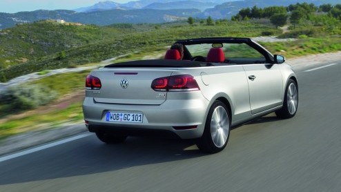 Even leek het erop alsof de Volkswagen Eos voorgoed de plaats van de Golf Cabriolet had ingenomen. Niets blijkt minder waar: de zomerse Golf is terug! Eind augustus gaan de eerste exemplaren de weg op