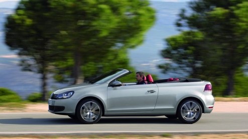 Even leek het erop alsof de Volkswagen Eos voorgoed de plaats van de Golf Cabriolet had ingenomen. Niets blijkt minder waar: de zomerse Golf is terug! Eind augustus gaan de eerste exemplaren de weg op