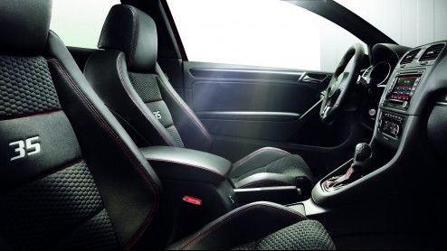Jaja, daar is-ie dan! Het jubileummodel van de Volkswagen Golf GTI, de Edition 35. De sportieve Golf is uitgevoerd in een speciaal rood jasje en heeft extra pk's: 235 om precies te zijn.