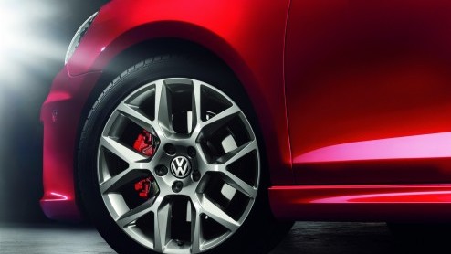 Jaja, daar is-ie dan! Het jubileummodel van de Volkswagen Golf GTI, de Edition 35. De sportieve Golf is uitgevoerd in een speciaal rood jasje en heeft extra pk's: 235 om precies te zijn.