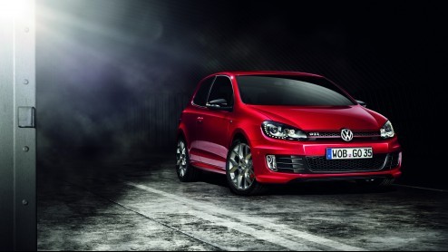 Jaja, daar is-ie dan! Het jubileummodel van de Volkswagen Golf GTI, de Edition 35. De sportieve Golf is uitgevoerd in een speciaal rood jasje en heeft extra pk's: 235 om precies te zijn.
