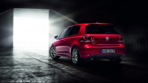Jaja, daar is-ie dan! Het jubileummodel van de Volkswagen Golf GTI, de Edition 35. De sportieve Golf is uitgevoerd in een speciaal rood jasje en heeft extra pk's: 235 om precies te zijn.