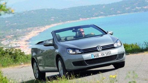 Even leek het erop alsof de Volkswagen Eos voorgoed de plaats van de Golf Cabriolet had ingenomen. Niets blijkt minder waar: de zomerse Golf is terug! Eind augustus gaan de eerste exemplaren de weg op