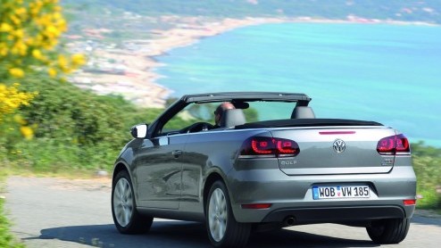 Even leek het erop alsof de Volkswagen Eos voorgoed de plaats van de Golf Cabriolet had ingenomen. Niets blijkt minder waar: de zomerse Golf is terug! Eind augustus gaan de eerste exemplaren de weg op