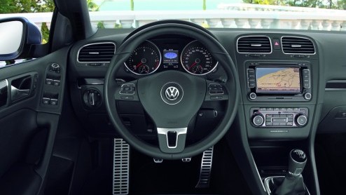 Even leek het erop alsof de Volkswagen Eos voorgoed de plaats van de Golf Cabriolet had ingenomen. Niets blijkt minder waar: de zomerse Golf is terug! Eind augustus gaan de eerste exemplaren de weg op