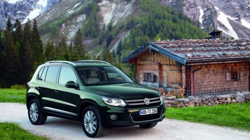 De vernieuwde Volkswagen Tiguan nadert zijn introductie in Europa. De Duitsers geven daarom alle details vrij. Naast een nieuwe neus en opgewaardeerde uitrusting zijn de motoren zuiniger geworden. Nie