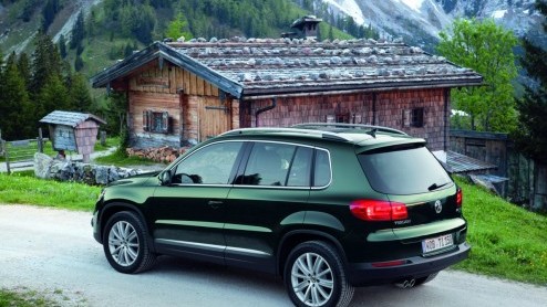 De vernieuwde Volkswagen Tiguan nadert zijn introductie in Europa. De Duitsers geven daarom alle details vrij. Naast een nieuwe neus en opgewaardeerde uitrusting zijn de motoren zuiniger geworden. Nie